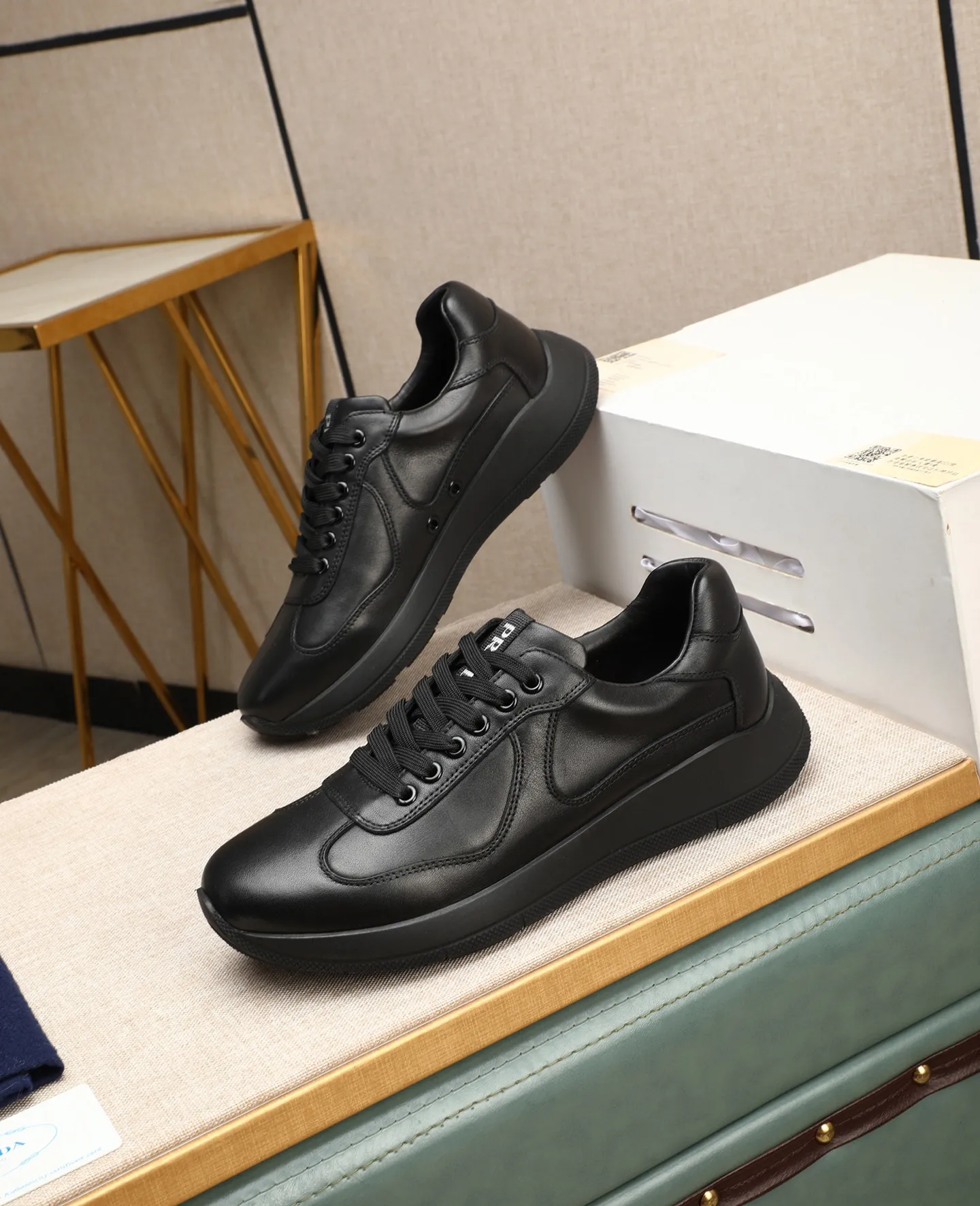 Men's shoes 💰600 Top quality New hot models on the official website, timeless for a century, 🆘 Trendy brand (Prada) mainly promotes hot models, avant-garde and versatile fashion men's shoes private version molding, cowhide surface splicing 1:1 oil edge treatment... fashionable and simple, original imported cowhide lining cowhide feet; the atmosphere and personality are more fashionable, eye-catching and pursuing class, it will subvert the old idea and be a must-have for fashion trendsetters with you! Must keep it for yourself! High-end comfort, high-end quality workmanship. Size: 38-44 Various colors available. full package